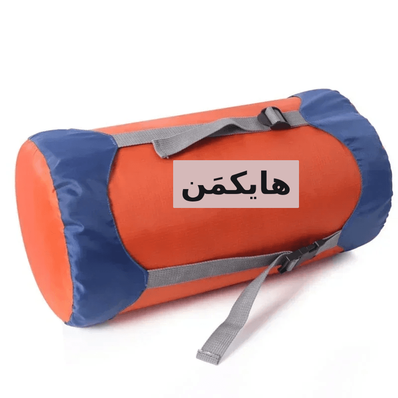 كيس سفر أو كيس تخزين ماركة HIKEMAN، مصمم على شكل أسطواني باللونين الأحمر والأزرق مع حزام حمل رمادي، مناسب للرحلات والأنشطة الخارجية