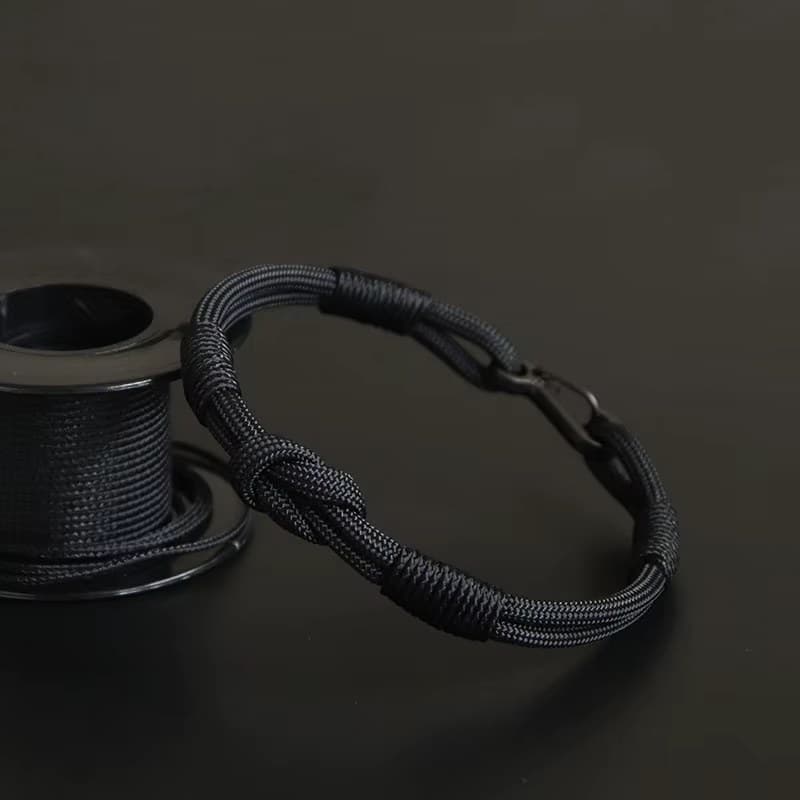 لقطة مقربة لمشبك السوار المعدني الصلب