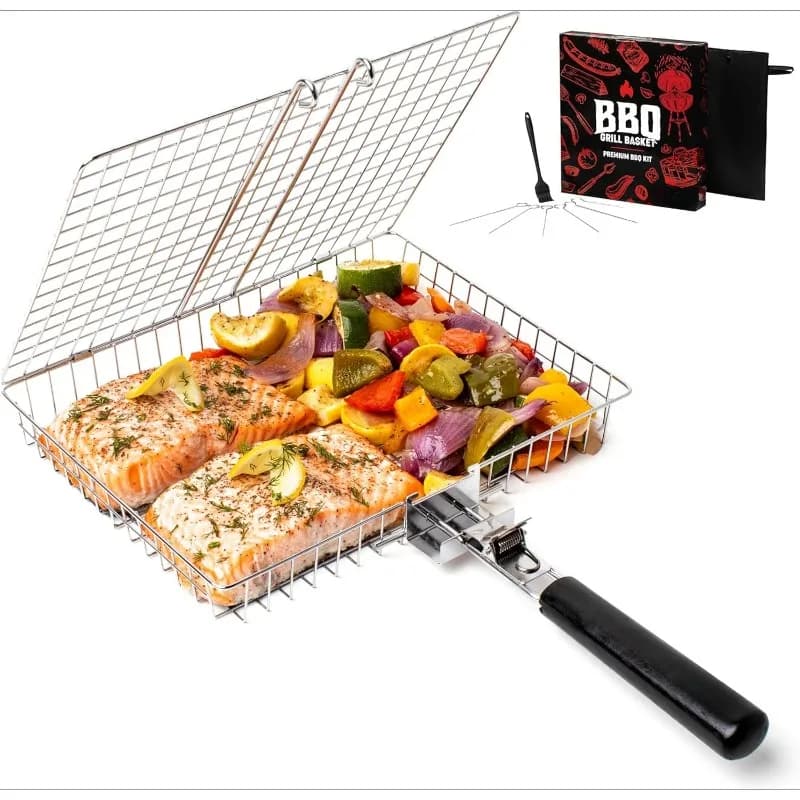 سلة شواء BBQ معدنية بغطاء قابلة للطي تحمل قطع سمك مشوية مع خضار مشوية، مع تغليف المنتج الذي يحمل علامة BBQ ووصف Premium BBQ Kit