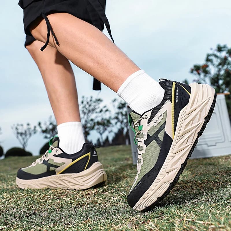 حذاء المشي لمسافات طويلة يناسب الرجال والنساء