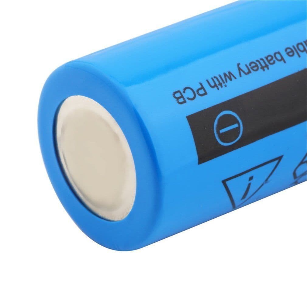 طقم 4 بطاريات 18650 قابلة للشحن مع شاحن USB